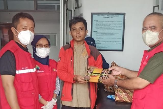 KEPALA PUSKESMAS BERI BINGKISAN PESERTA KHITAN GRATIS